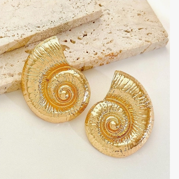 🔸️ DANNIJO🔸️ Gold Shell Swirl Viva Earrings - Picture 5 of 5